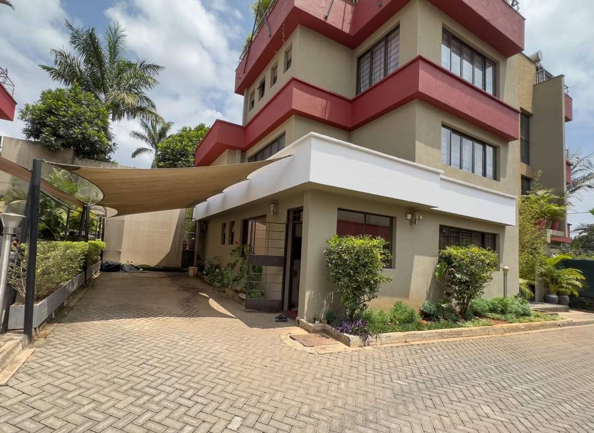 5 Bed Villa with En Suite at Lavington - 1