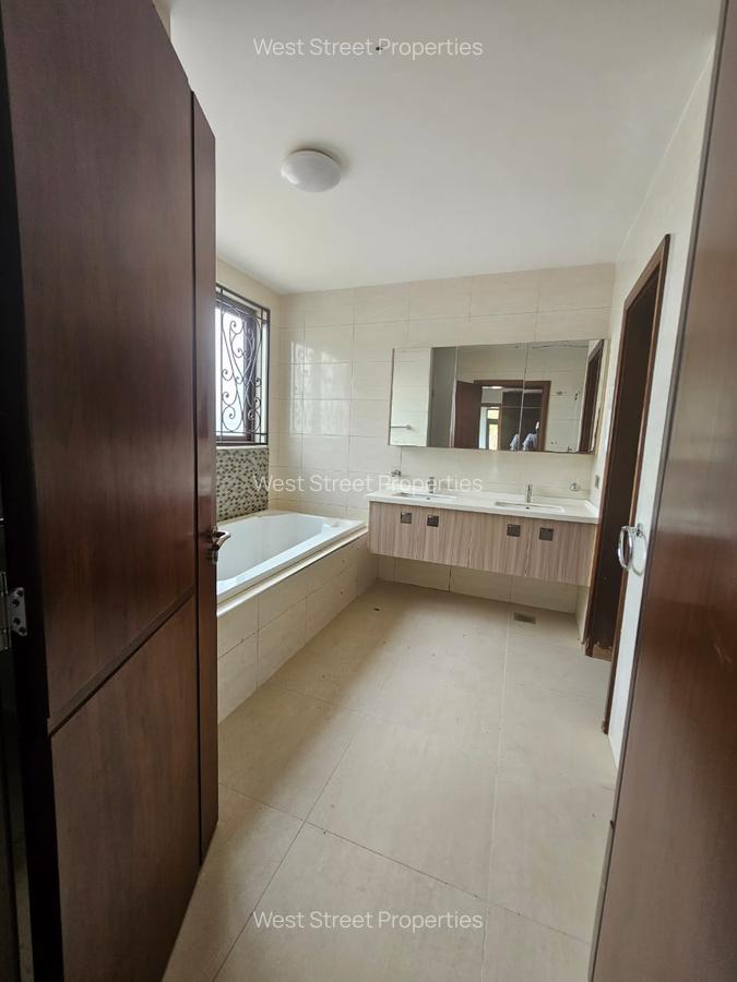 6 Bed Townhouse with En Suite at Lavington - 12