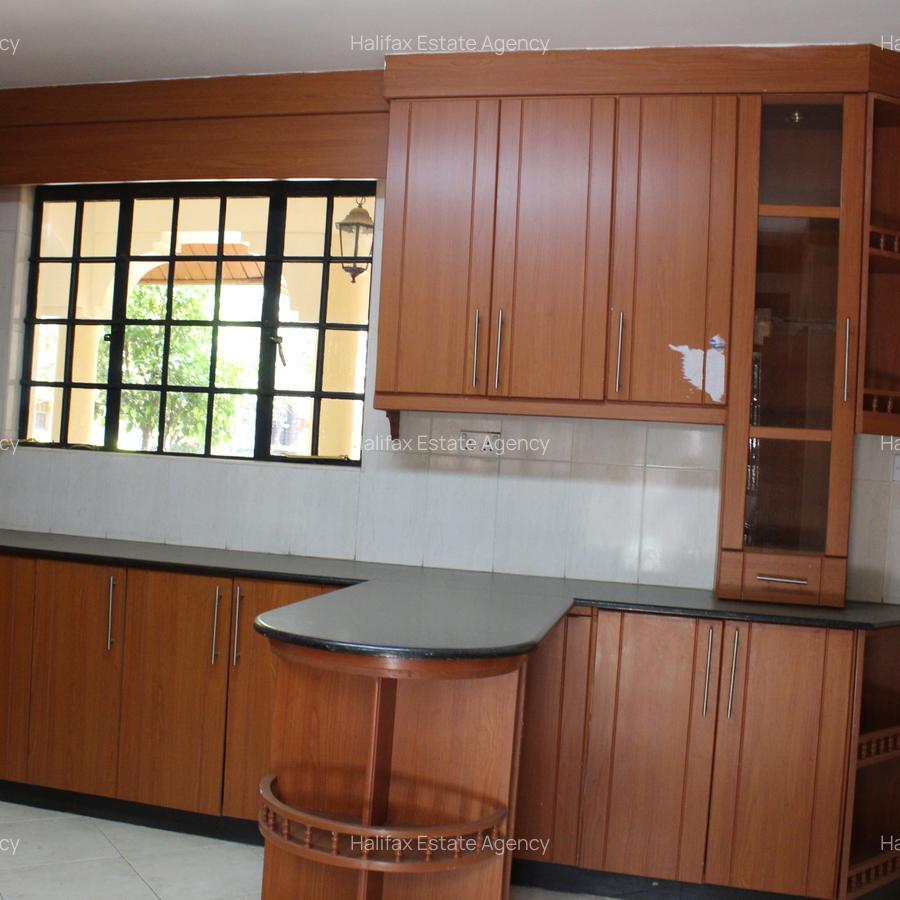 5 Bed Townhouse with En Suite in Lavington - 6