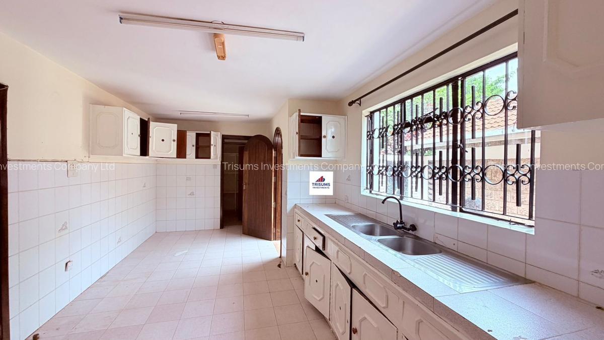 5 Bed House with En Suite in Runda - 4