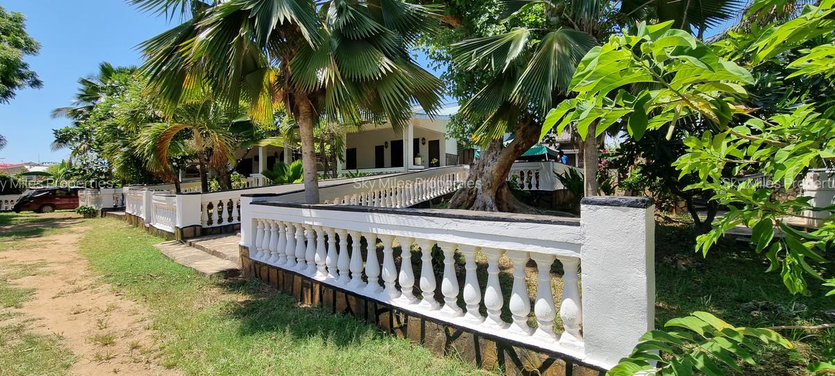 3 Bed House with En Suite at Jumba Ruins - 1