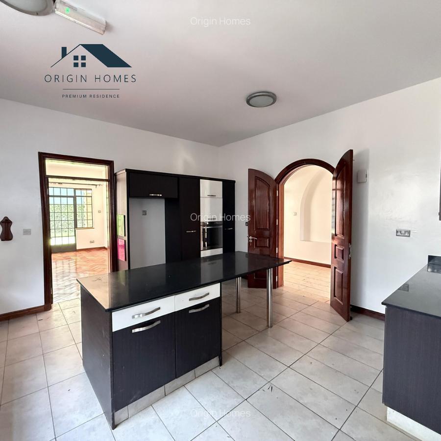 5 Bed Townhouse with En Suite at Lavington - 14