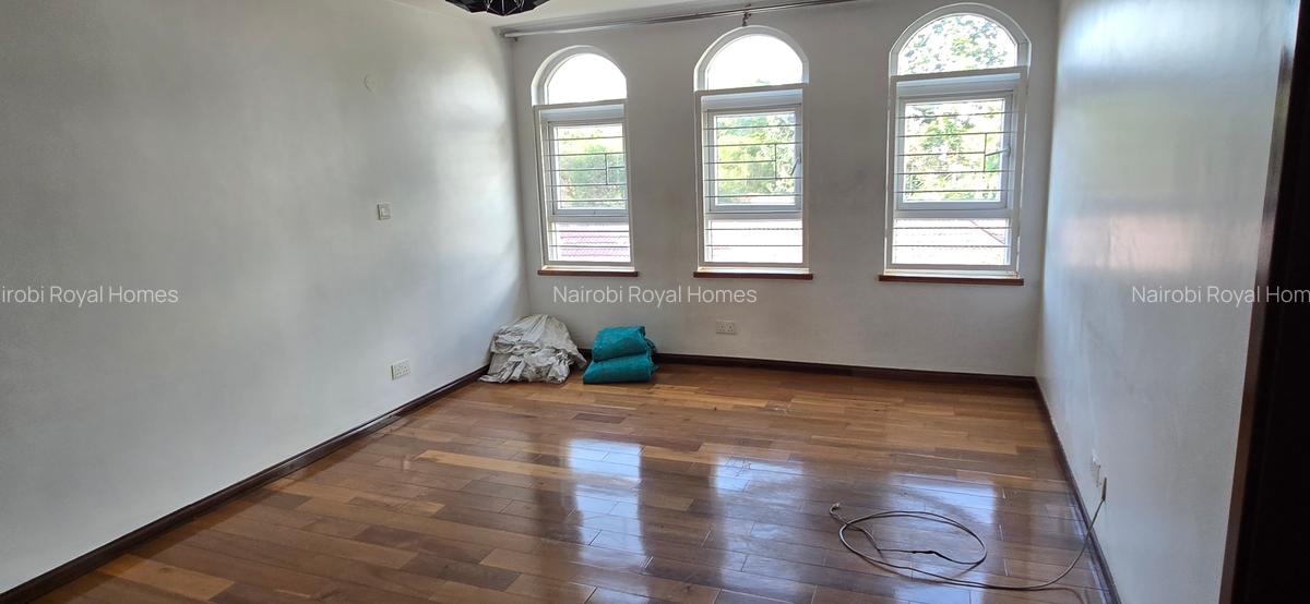 5 Bed Townhouse with En Suite at Lavington Green - 19