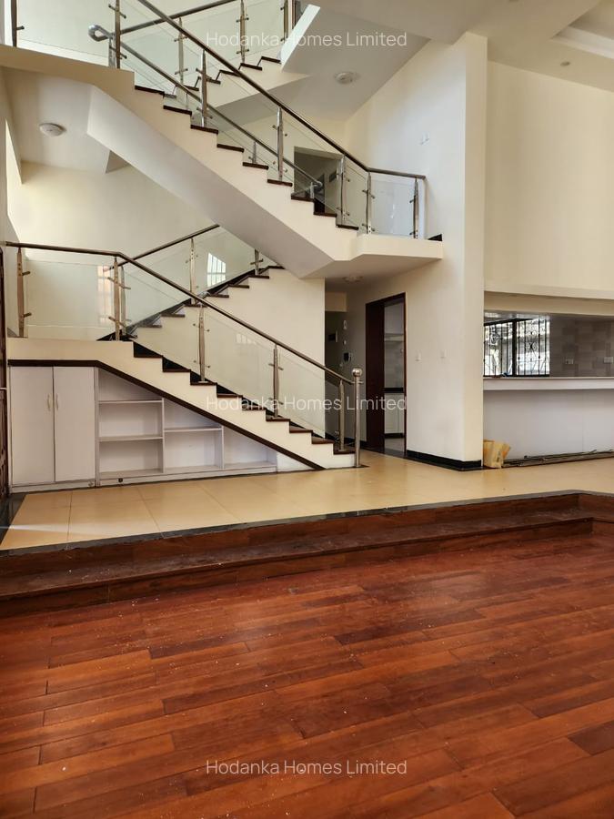 5 Bed Townhouse with En Suite in Lavington - 1