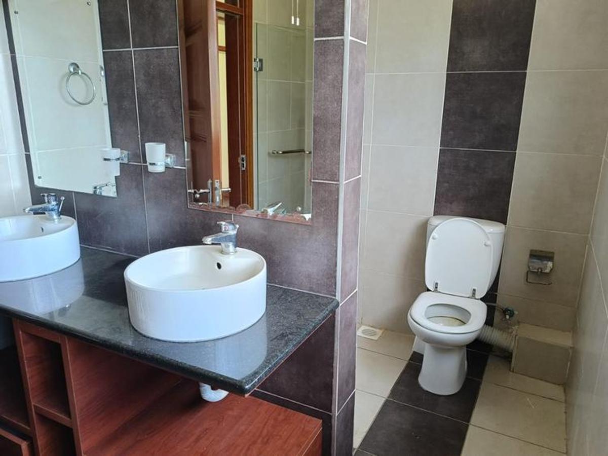 4 Bed House with En Suite at Ridgeways - 14