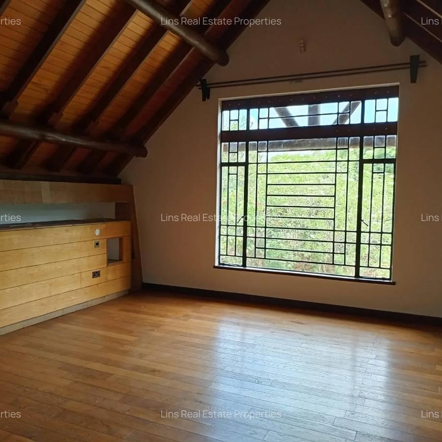 4 Bed Townhouse with En Suite in Lake View - 14