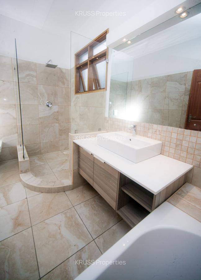 4 Bed Villa with En Suite at Hs2028 - 10