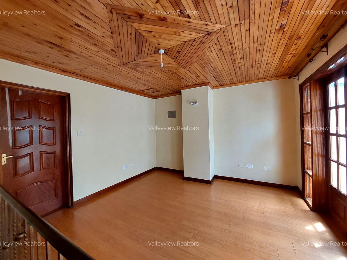 4 Bed Townhouse with En Suite at Lavington - 7