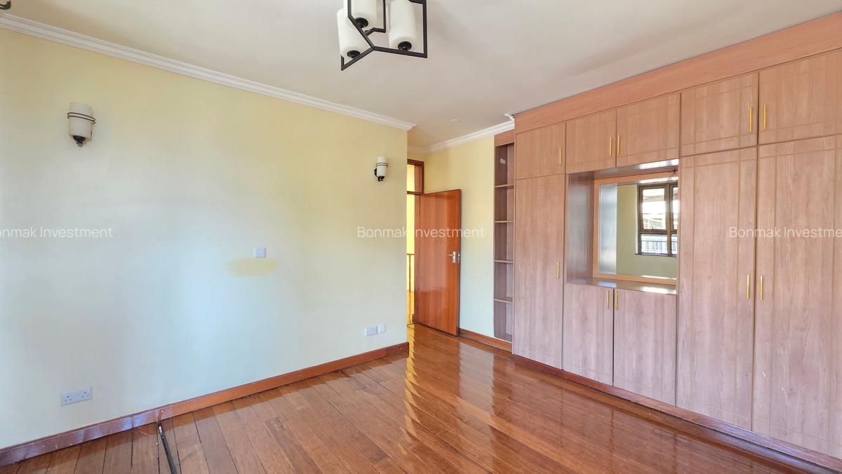 5 Bed Townhouse with En Suite at Lavington Green - 15