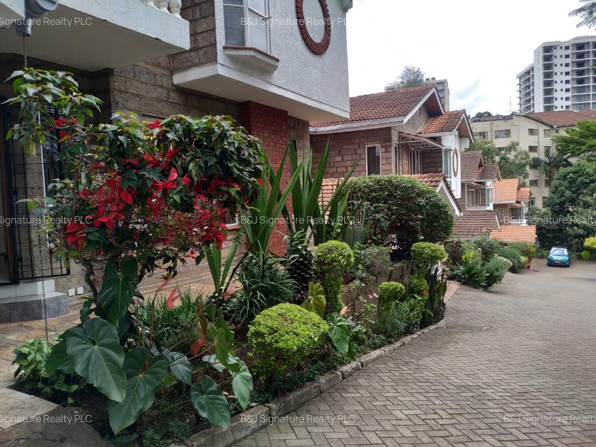 4 Bed Villa with En Suite in Spring Valley - 1