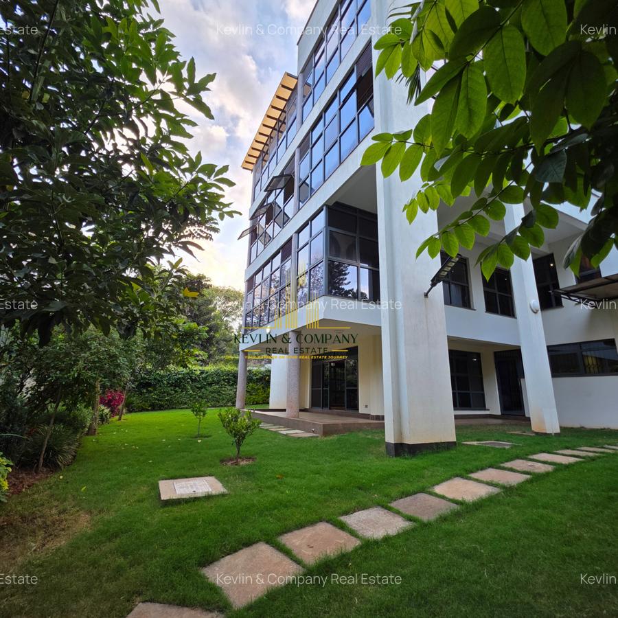 7 Bed Villa with En Suite in Nyari - 11