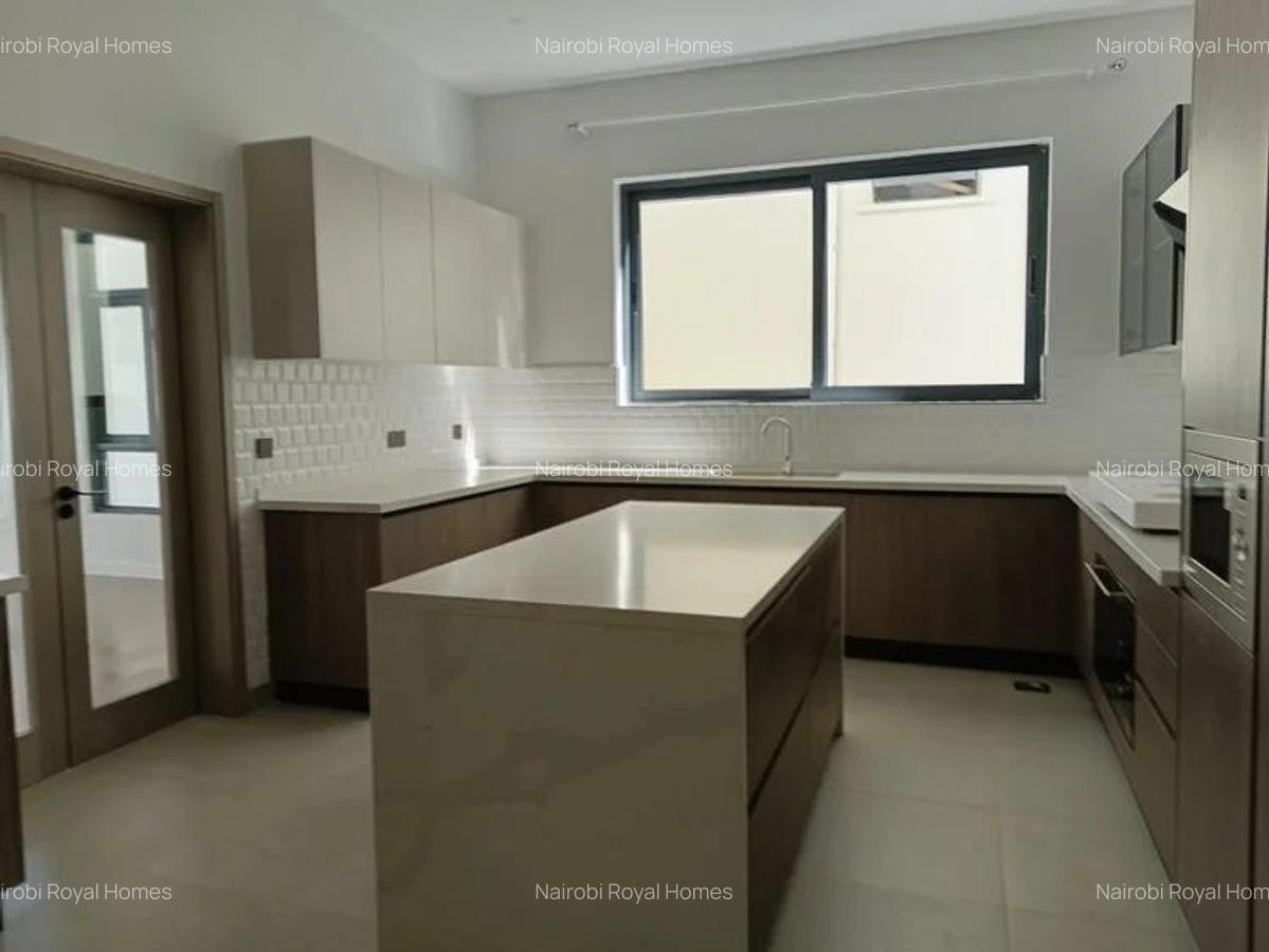 5 Bed Townhouse with En Suite at Lavington - 9