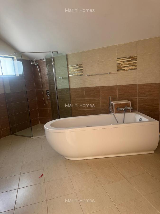 5 Bed Townhouse with En Suite in Brookside - 17