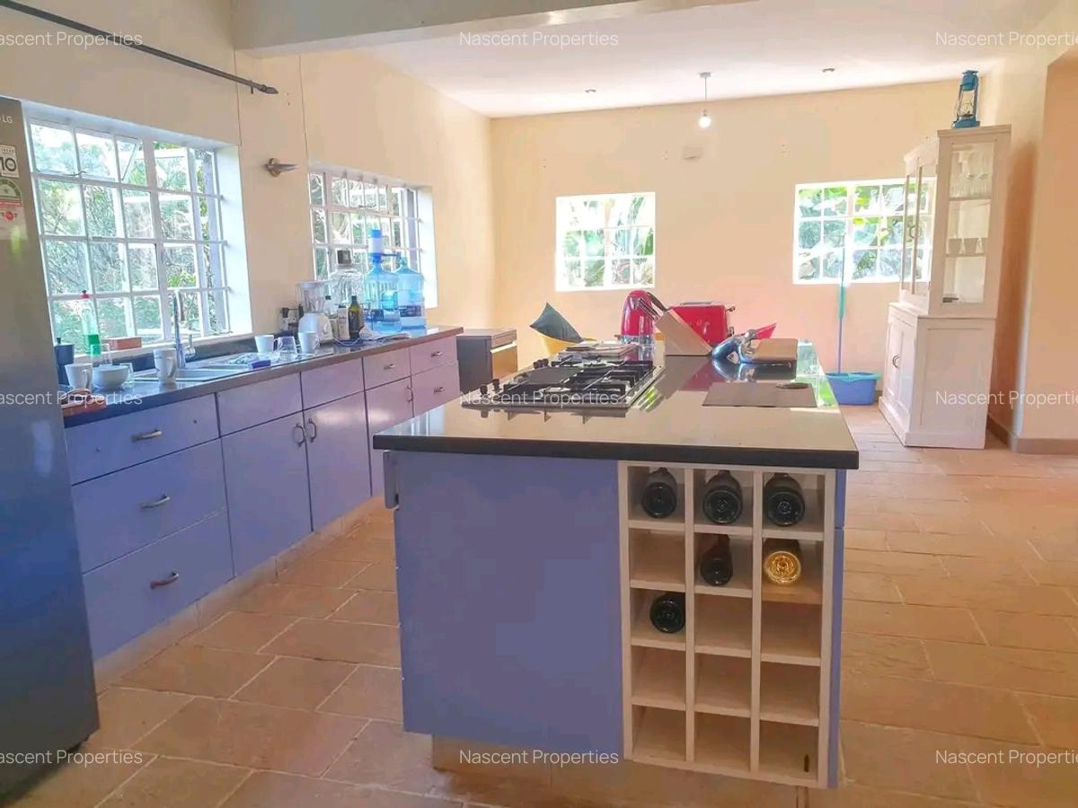 5 Bed House with En Suite in Ridgeways - 5