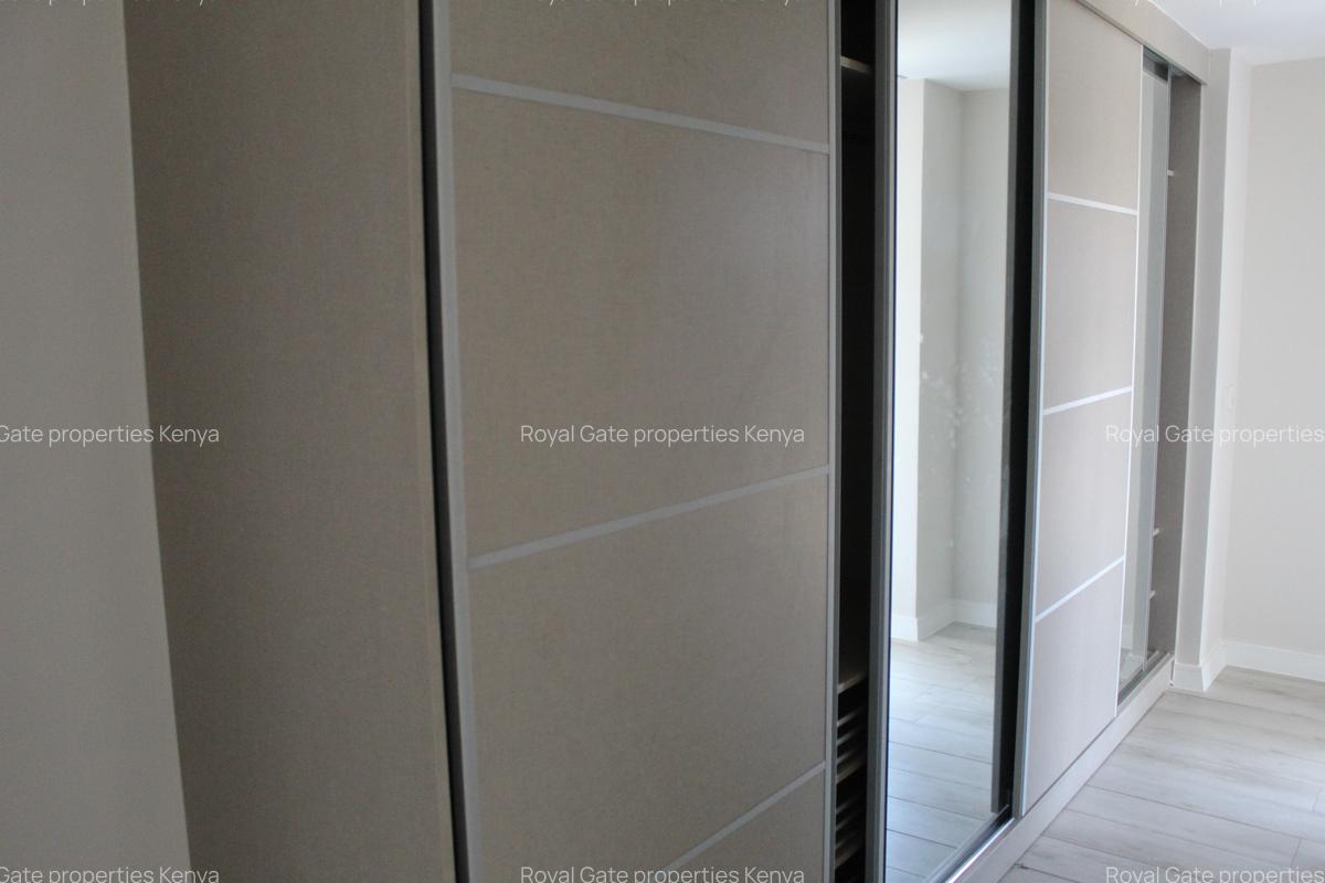 4 Bed Townhouse with En Suite at Near Wilson Airport - 17