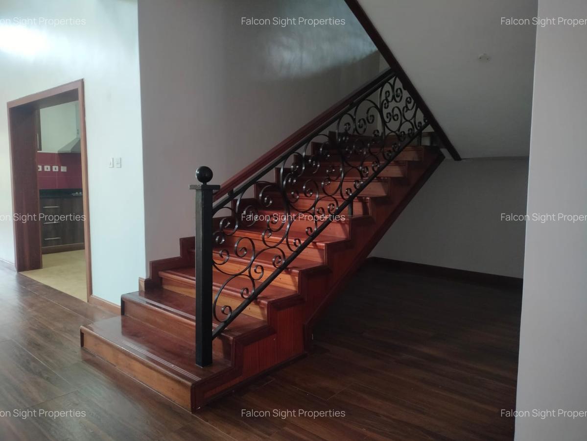 4 Bed Townhouse with Swimming Pool at Shot Distance Drive To Roslyn Academy - 12