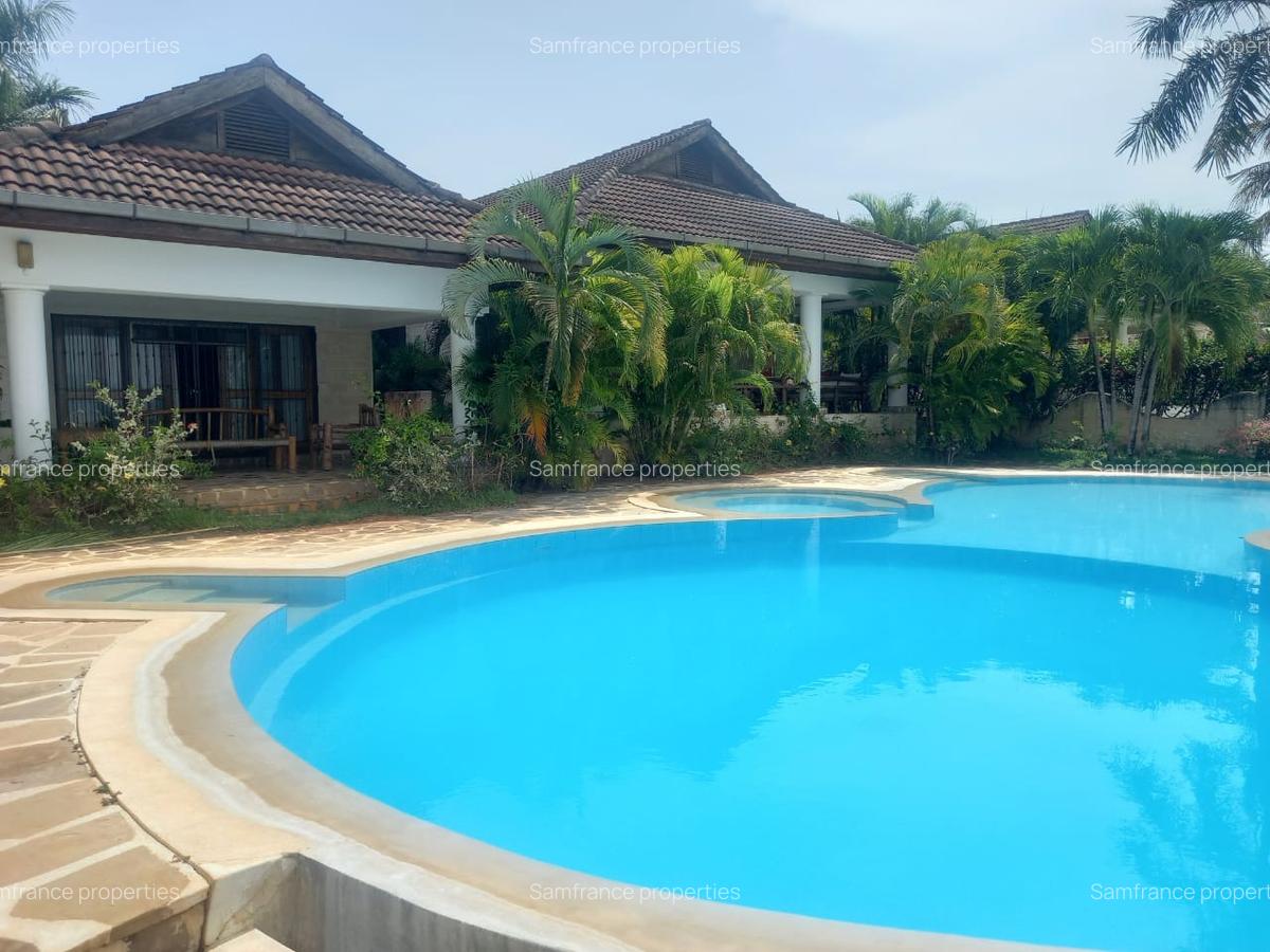 4 Bed Villa with En Suite at Bofa - 1