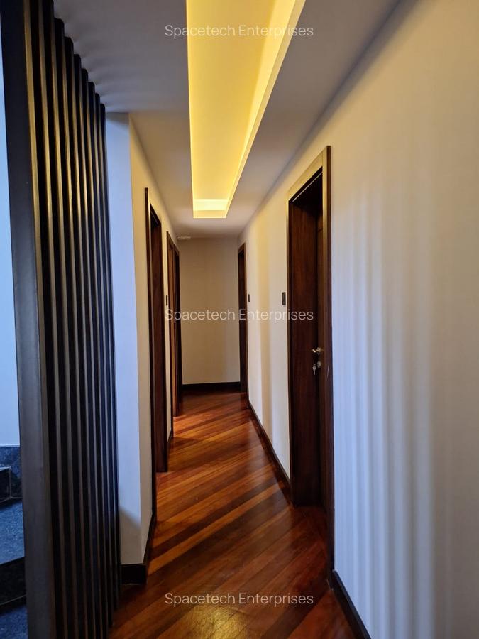 5 Bed House with En Suite in Runda - 12