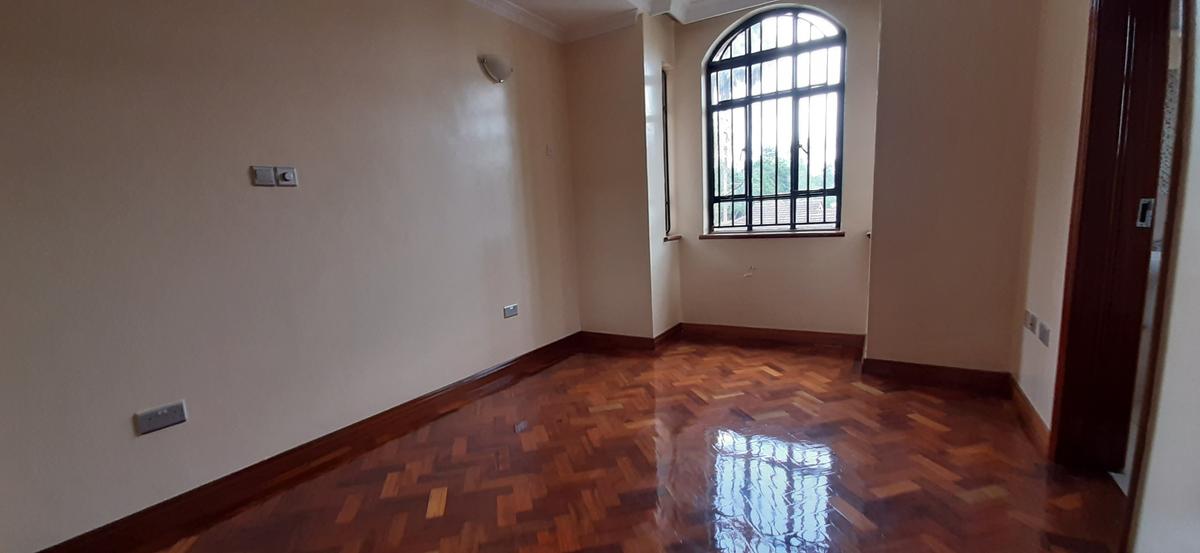 4 Bed House with En Suite in Lavington - 14