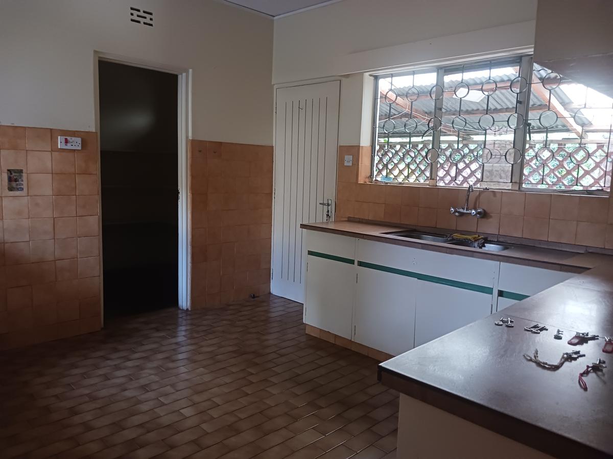 4 Bed House with En Suite at Lavington - 15