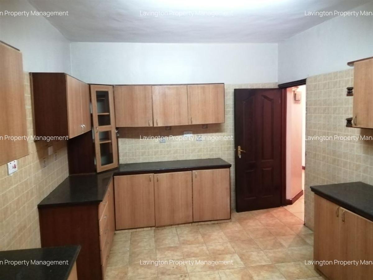 5 Bed House with En Suite at Lavington Green - 8