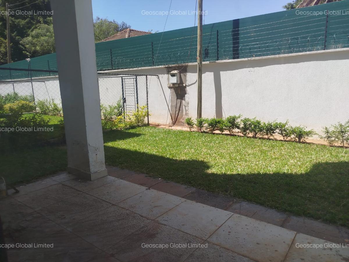 5 Bed House with En Suite in Lavington - 1