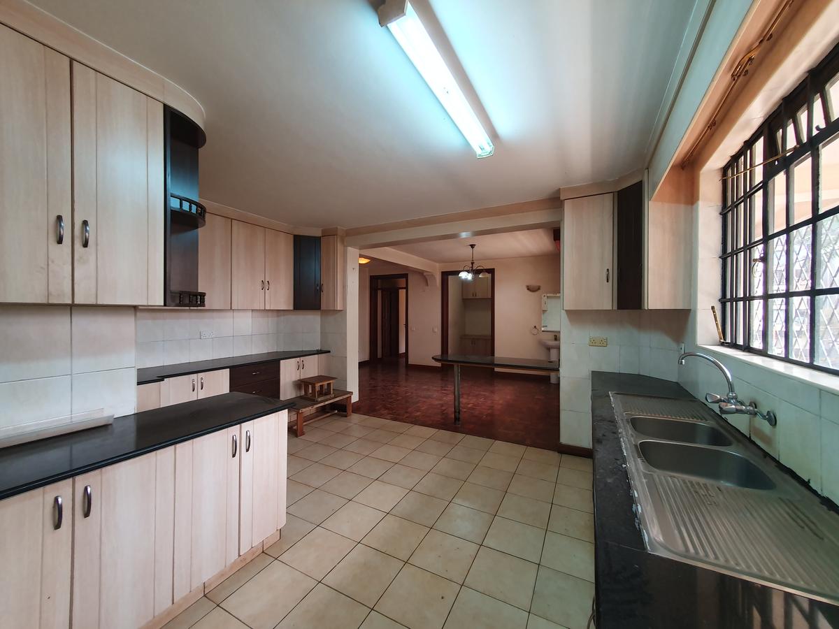 3 Bed Apartment with En Suite in Parklands - 11