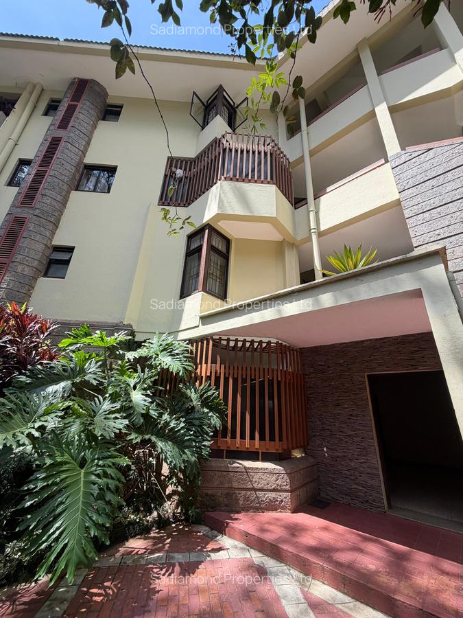 4 Bed House with En Suite in Riverside - 10