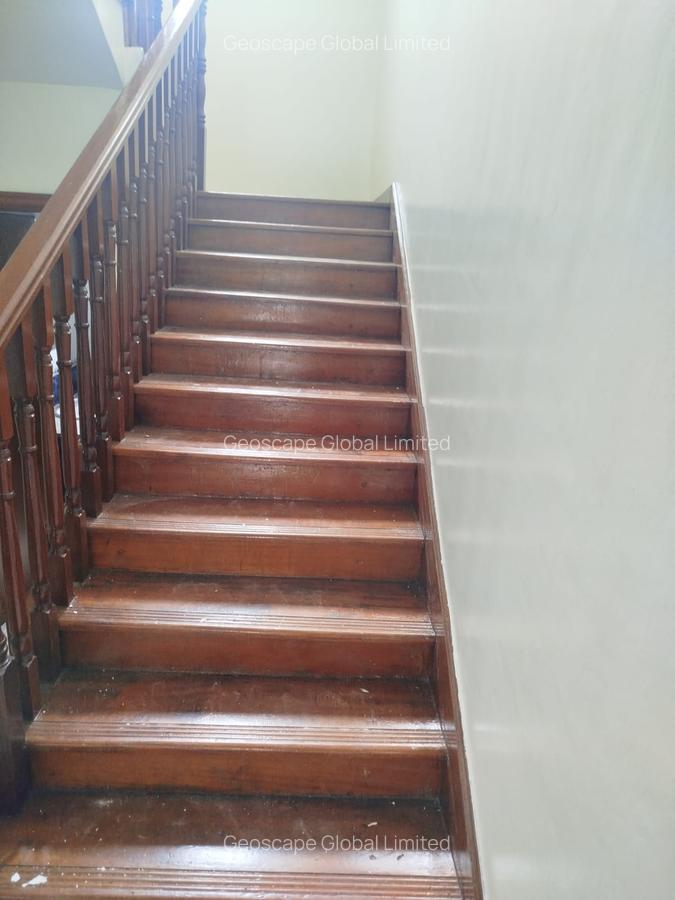 5 Bed House with En Suite in Runda - 10