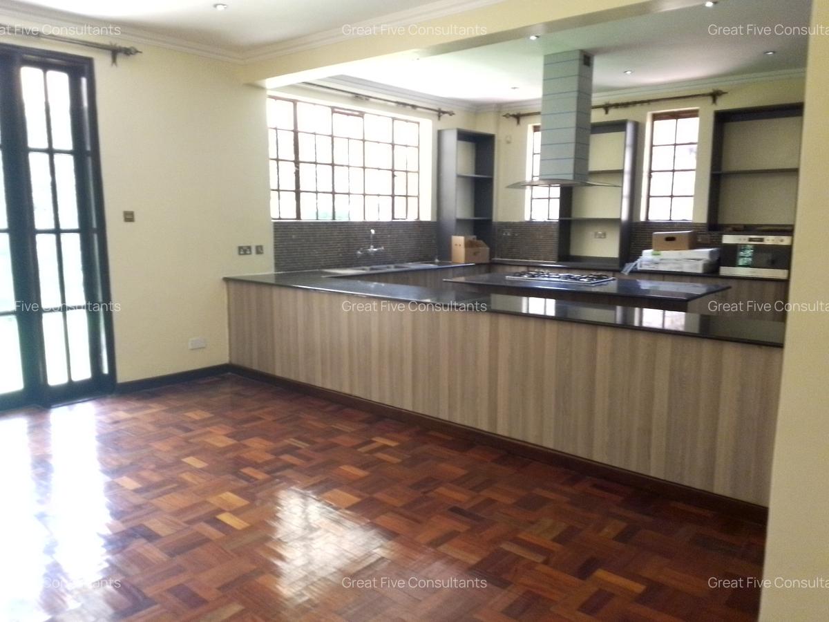 4 Bed Villa with En Suite in Rosslyn - 9