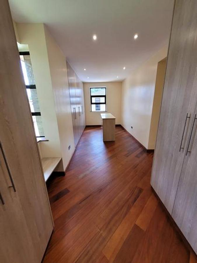 5 Bed Townhouse with En Suite in Lavington - 2