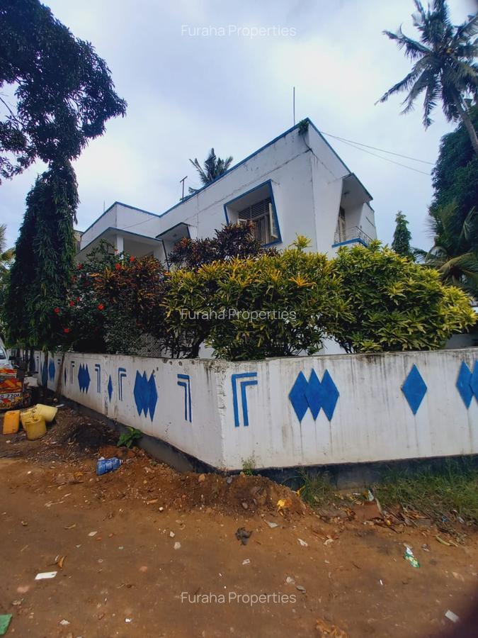 5 Bed House with En Suite in Tudor - 2