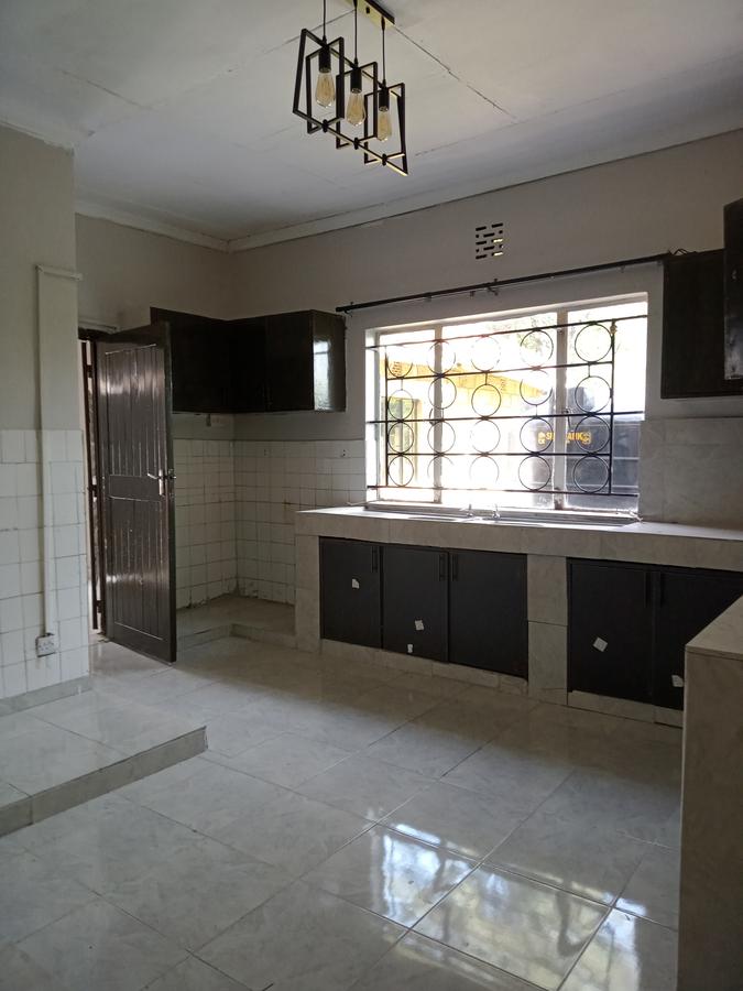 4 Bed House in Garden Estate - 9