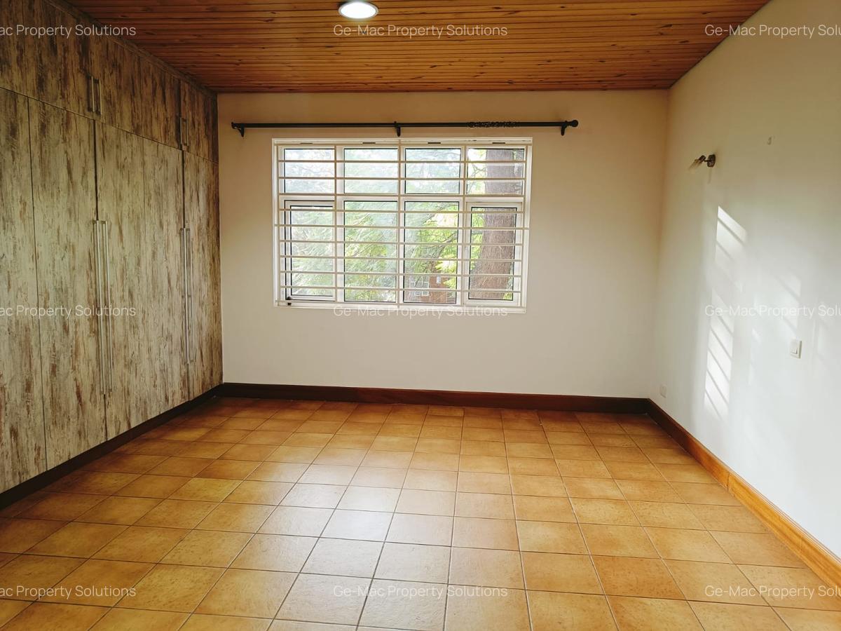 5 Bed House with En Suite in Rosslyn - 3