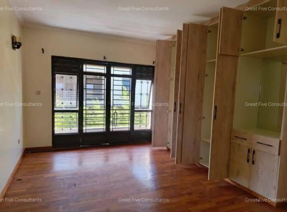 5 Bed House with En Suite in Runda - 10