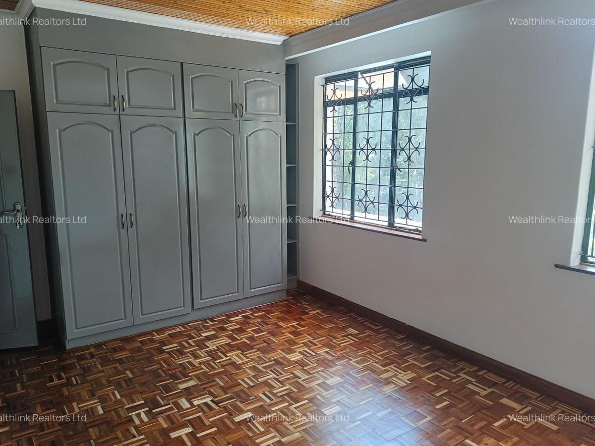 5 Bed House with En Suite at Ridgeways - 17