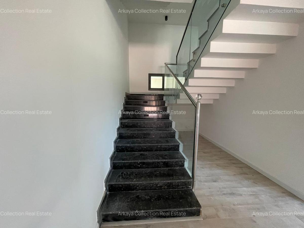 5 Bed Villa with En Suite in Lavington - 4