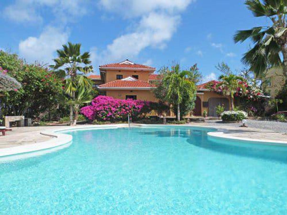 5 Bed Villa with En Suite at Paparemo - 1