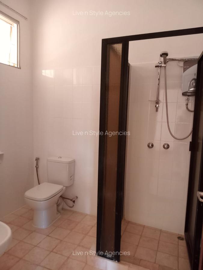 4 Bed House with En Suite in Runda - 11