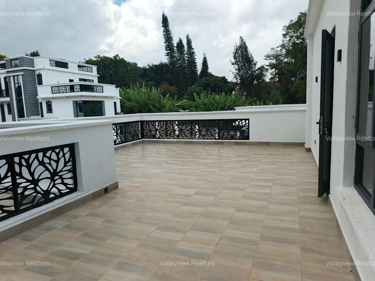 5 Bed Townhouse with En Suite at Lavington - 4
