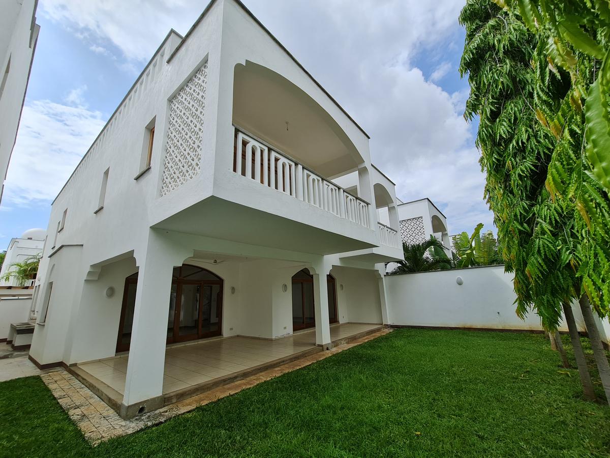 4 Bed Villa with En Suite in Nyali Area - 2