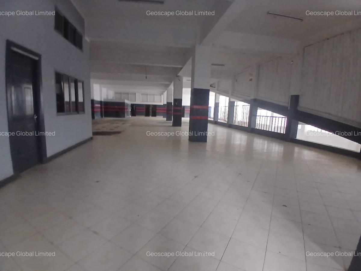 6,499 ft² Warehouse with Parking in Industrial Area - 7