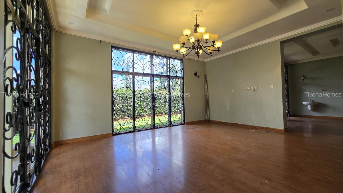 5 Bed House with En Suite in Ridgeways - 11