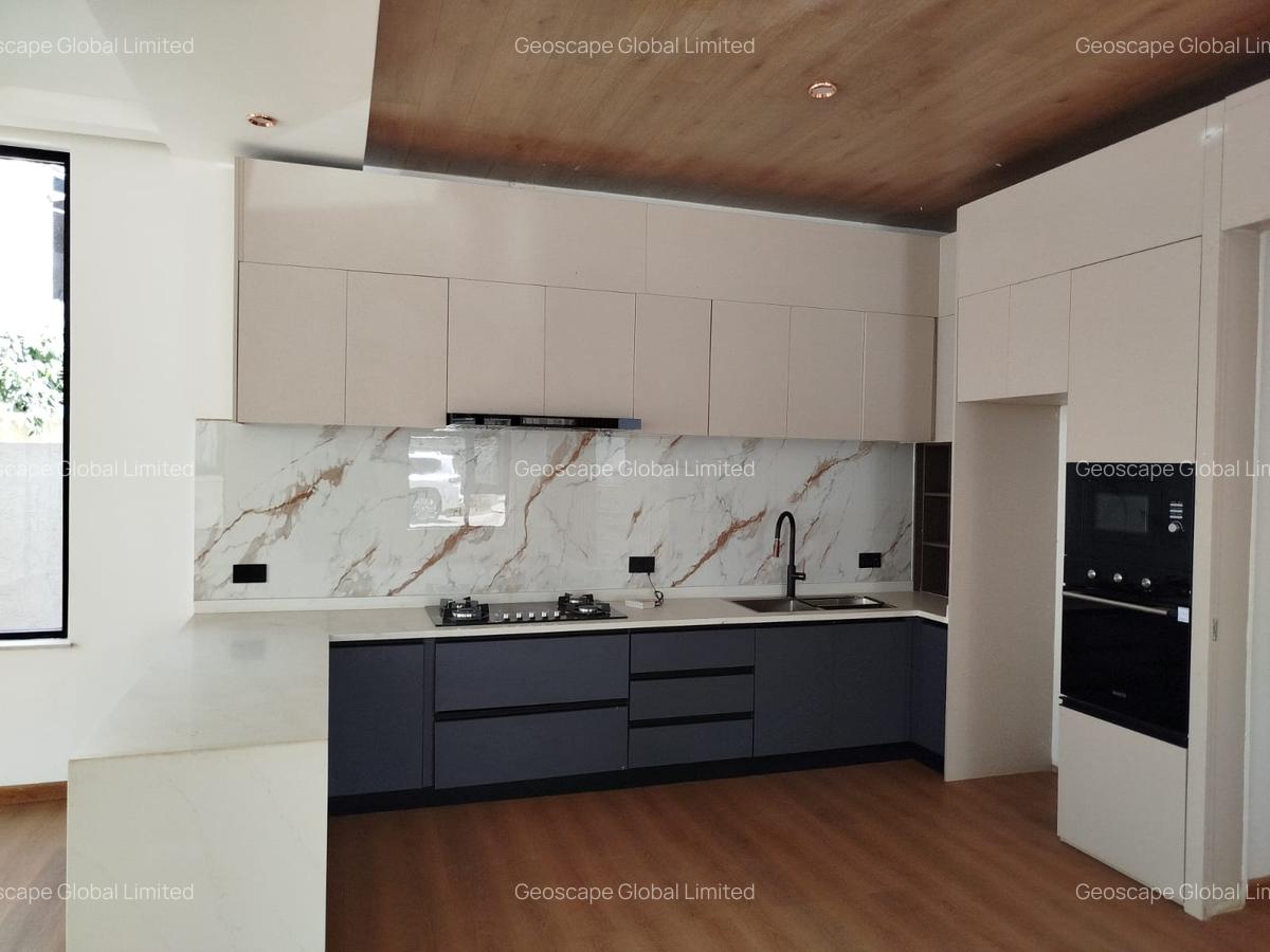 5 Bed House with En Suite in Lavington - 6