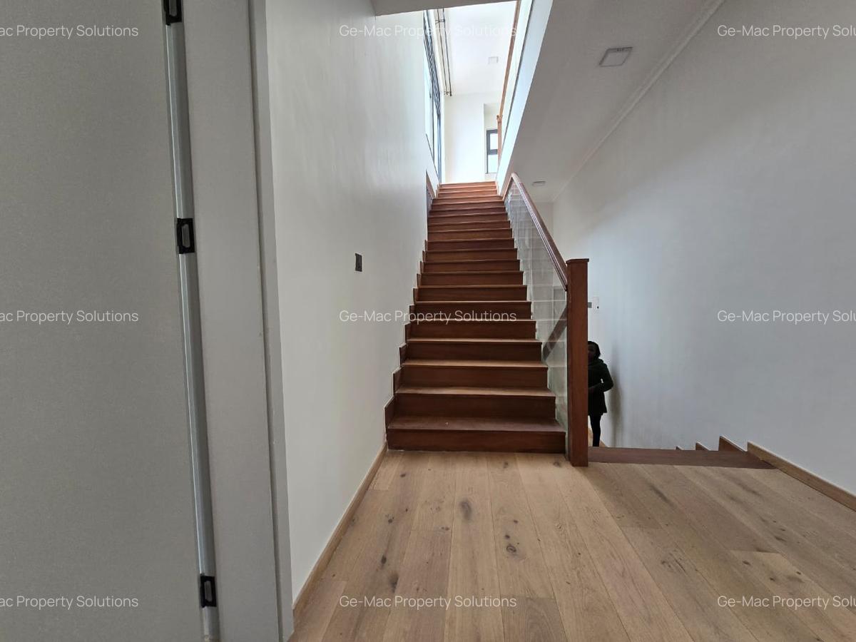 5 Bed House with Garden in Lavington - 17