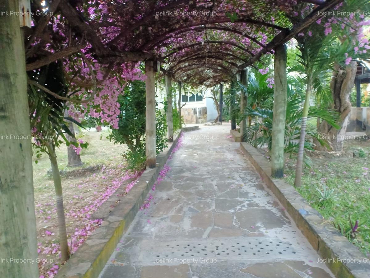 10 Bed Villa with En Suite at Central - 2