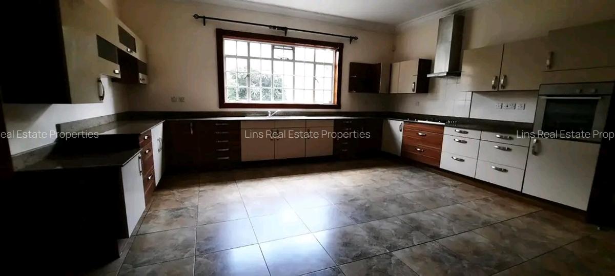 5 Bed Townhouse with En Suite in Lavington - 14