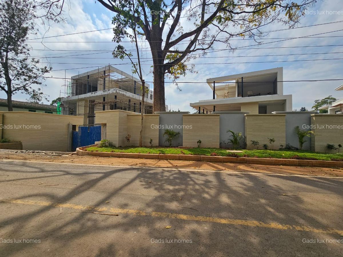 6 Bed Villa with En Suite at Lavington - 1