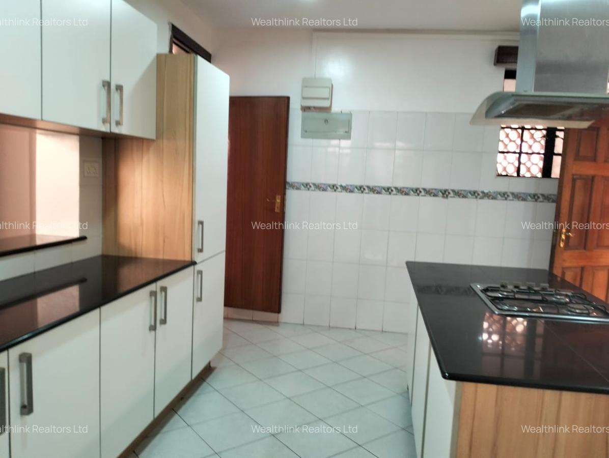 5 Bed Townhouse with En Suite at Lavington - 8