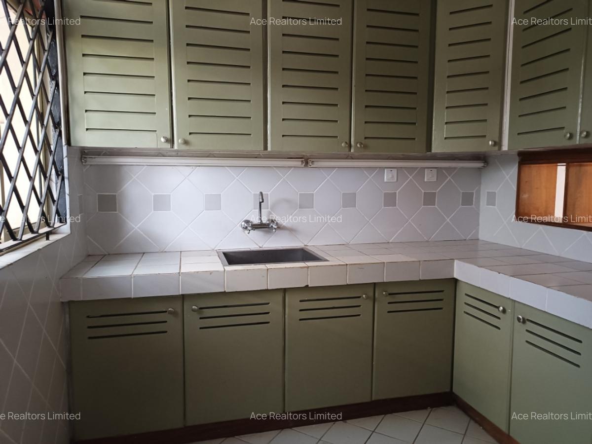 4 Bed Villa with En Suite at Dennis Pritt Road - 8